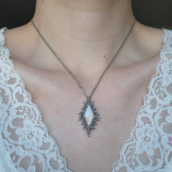 Silver and quartz whimsical fairy necklace with a small silver chain - Picture 1 of 9